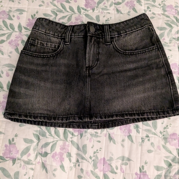 Hollister Dresses & Skirts - Hollister 000/W23 Low Rise Black Denim Jean Mini Skirt/Skort